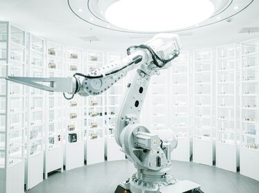 TÜV-Verband begrüßt AI Security Institute Roboterarm in einem weißen Labor